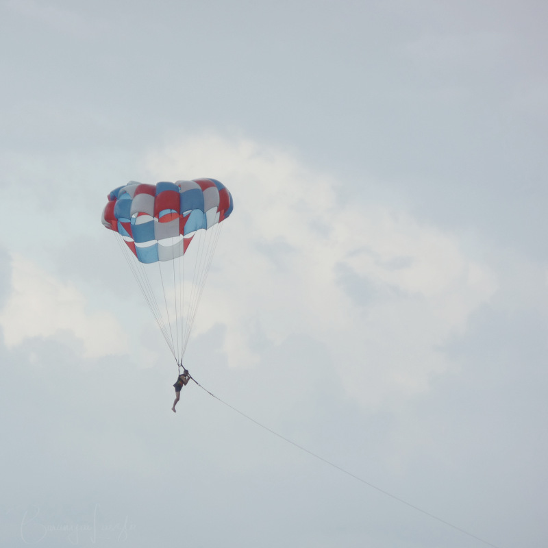 Siklóernyő a strandon